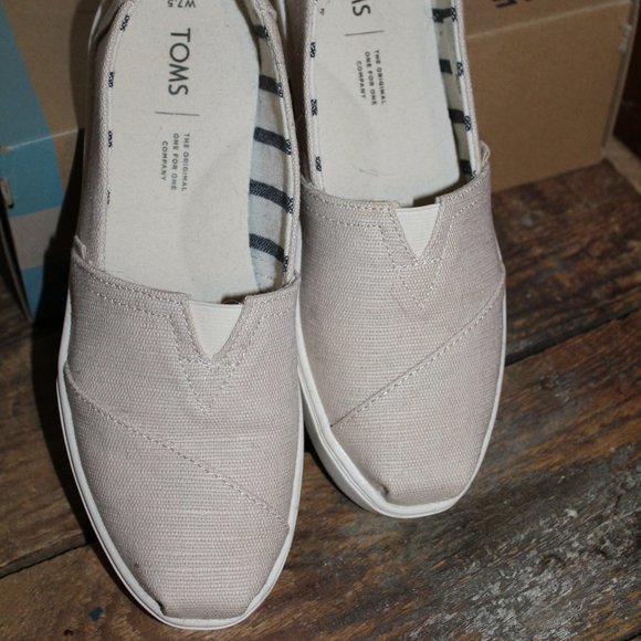 TOMS WOMENS SIZE 7.5 CANVAS SLIP ON SHOES - Picture 1 of 6